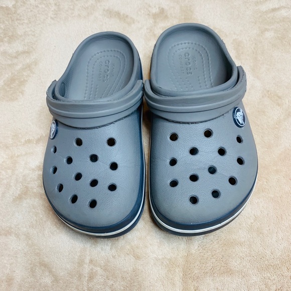 New Crocs Crocband Clogs Shoes Kids Boys Girls SZ 10//11 Smoke /& Navy